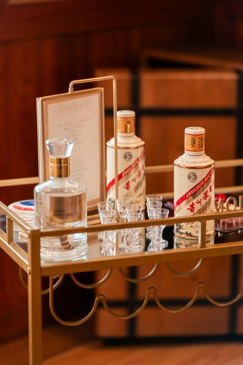 Carrito de bar con botellas de licor premium