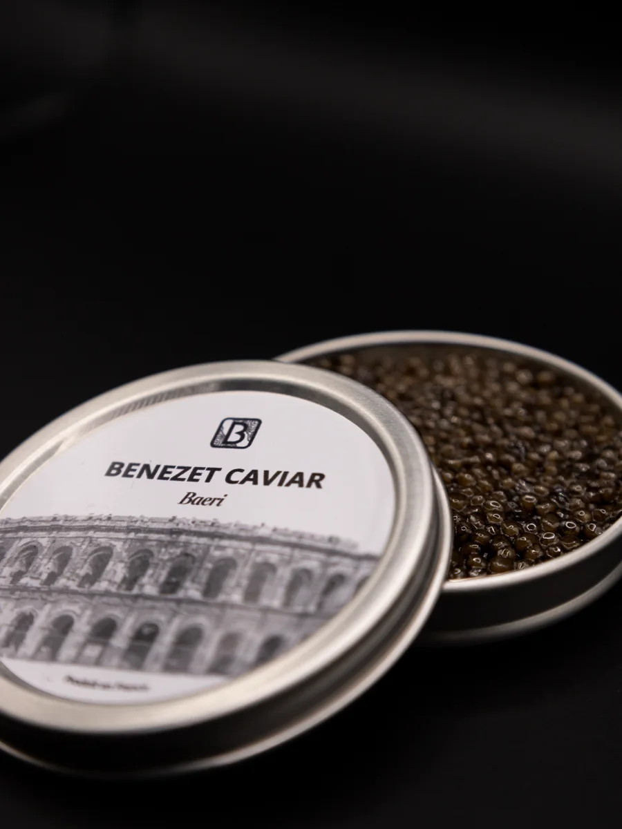 Lata de caviar abierta sobre fondo negro