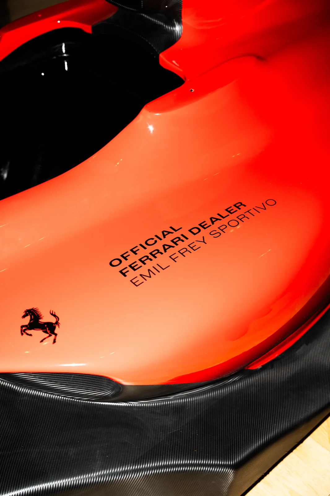 Detalle de un monoplaza rojo con el rótulo de Official Ferrari Dealer