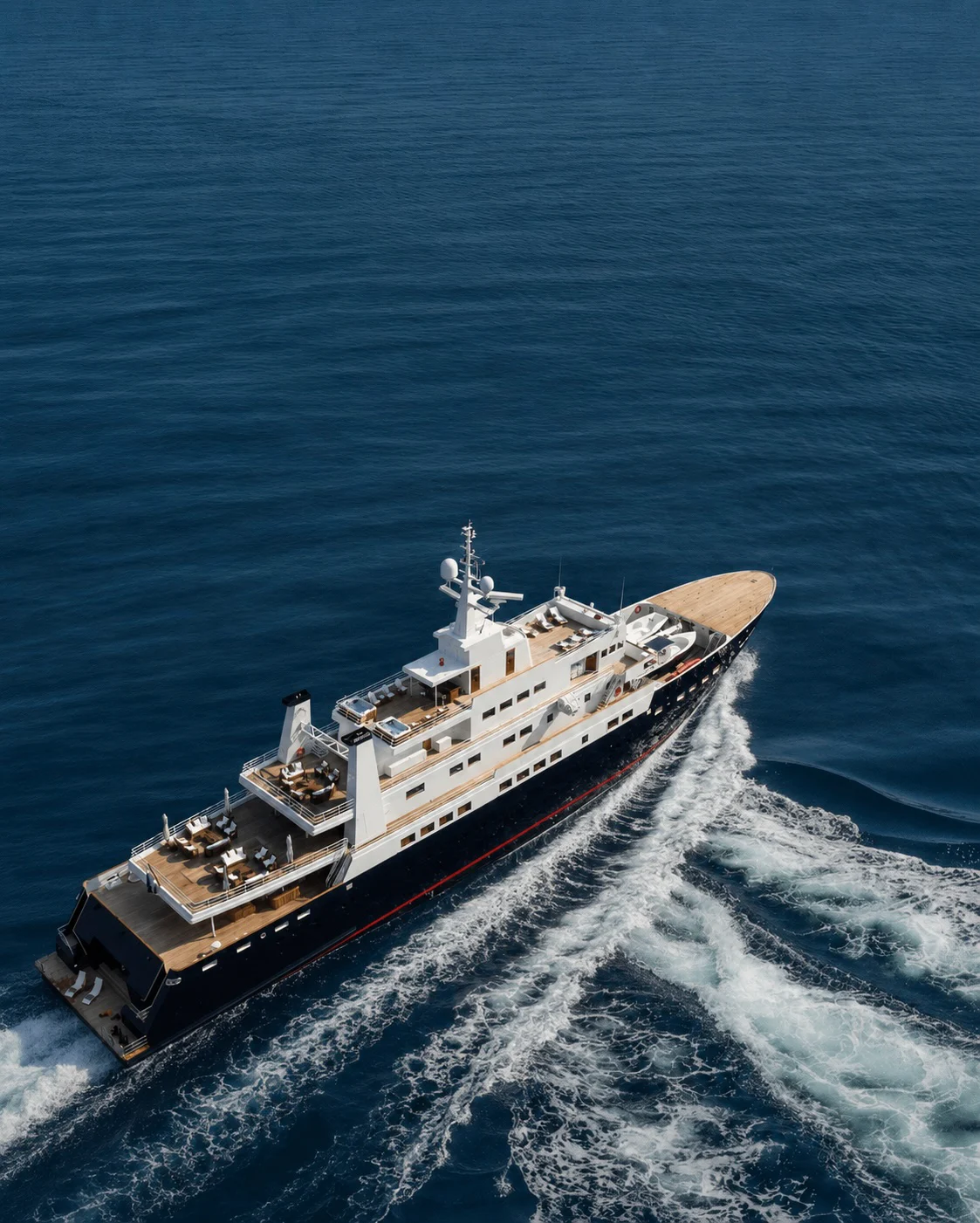 El yate AKIO navegando en mar abierto, visto desde el aire