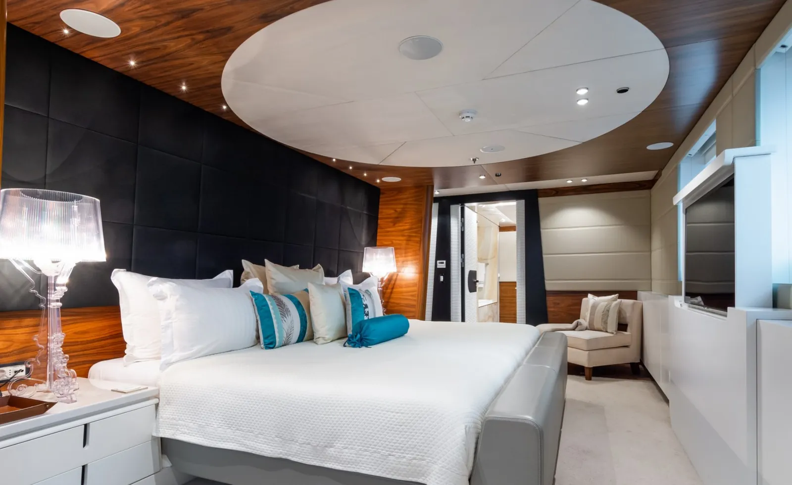 Suite privada a bordo con cama doble y lámparas de cristal