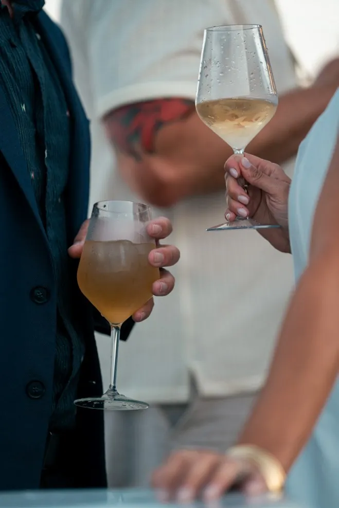 Brindis con copas a bordo