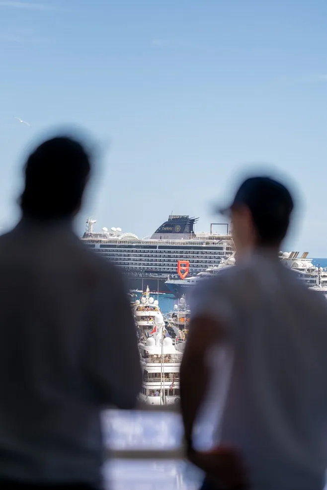Invitados frente al puerto de Mónaco
