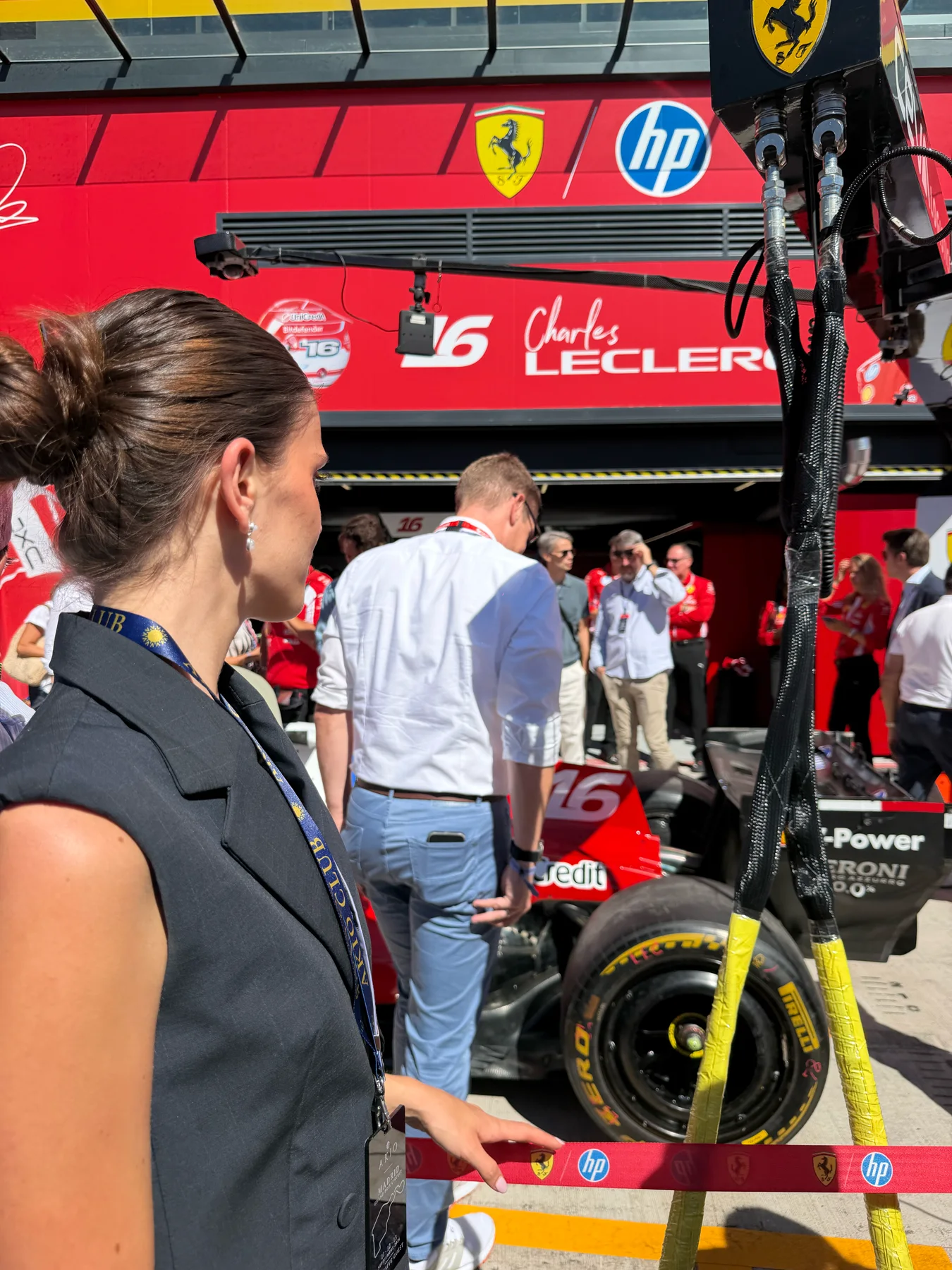 Invitada en el pit lane frente al box de Ferrari