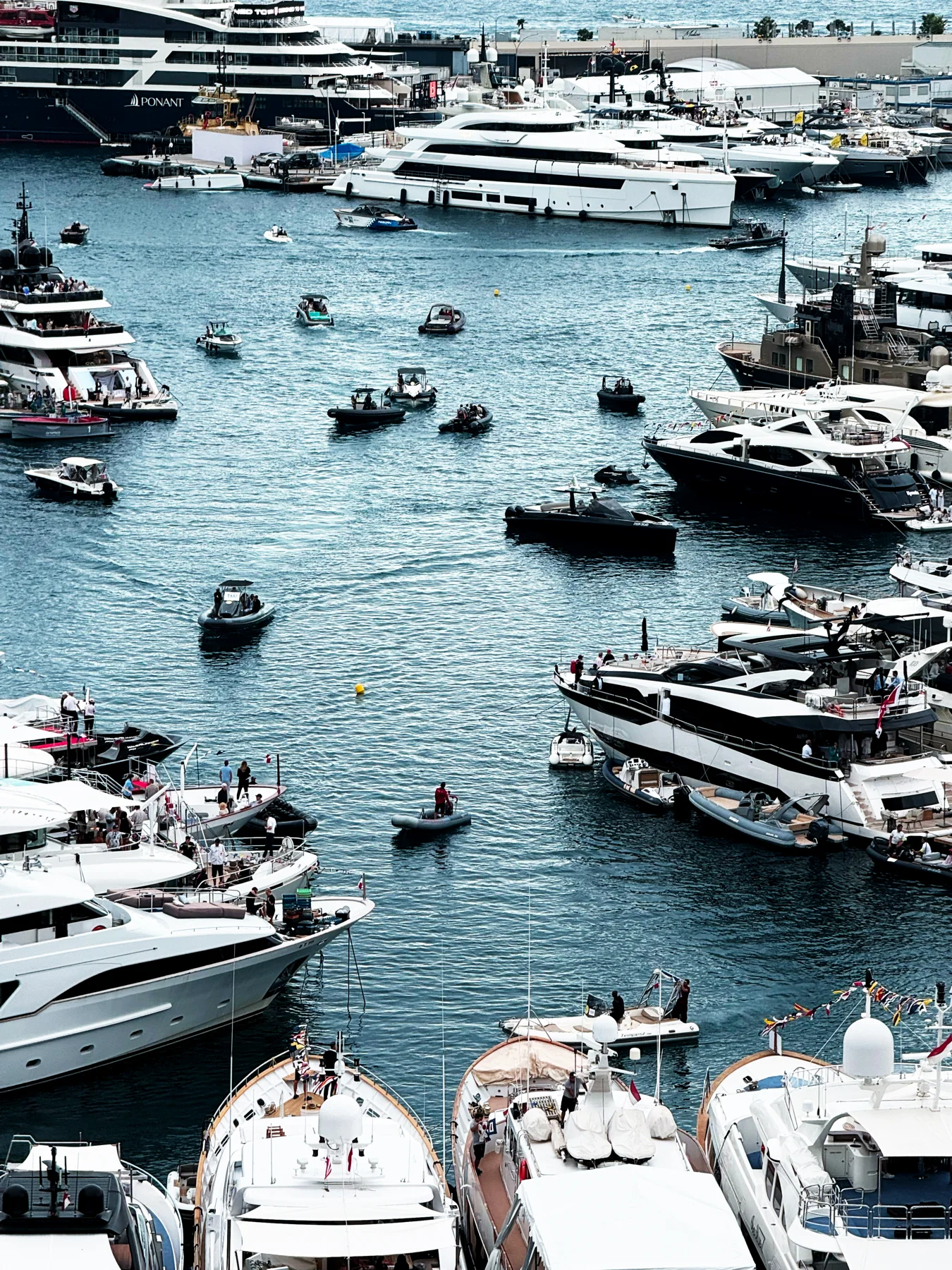 Superyates y lanchas en el puerto de Mónaco, vistos desde lo alto