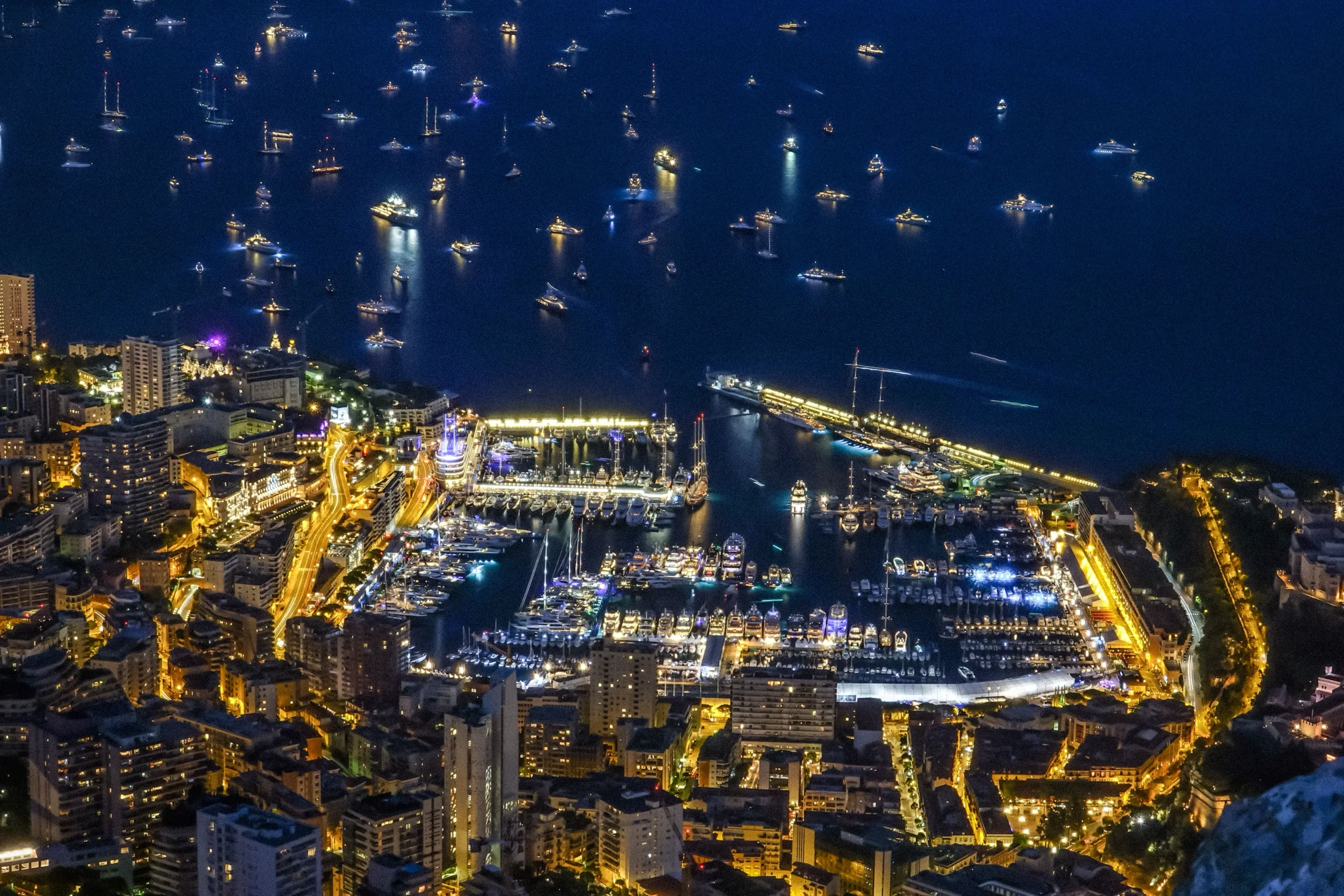 El puerto de Mónaco iluminado de noche