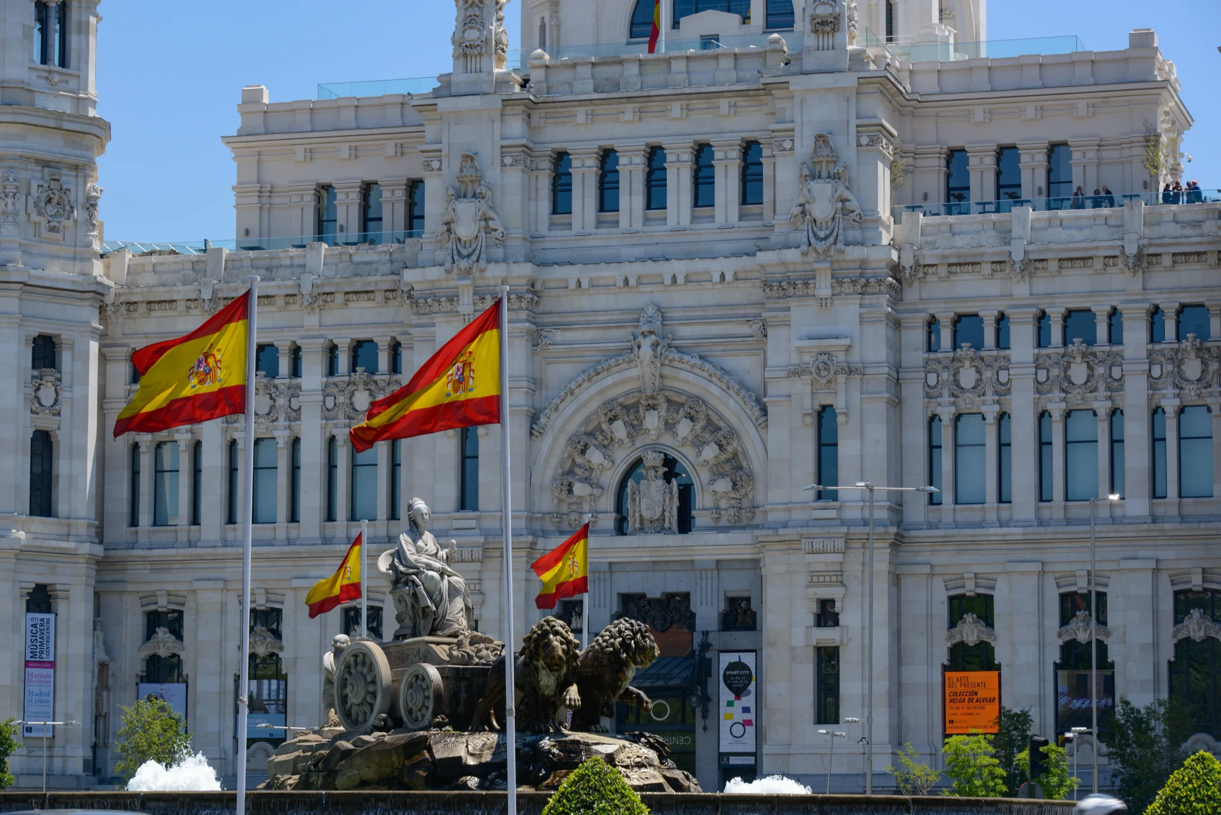 El Palacio de Cibeles, en Madrid, con banderas de España