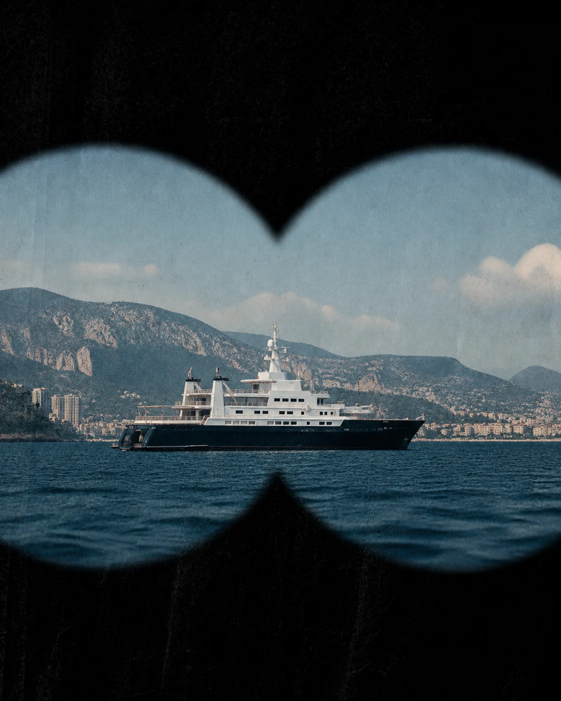 Un yate frente a la costa de Mónaco, visto a través de unos prismáticos
