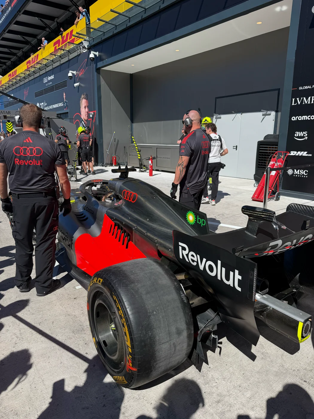 Mecánicos junto al monoplaza en el pit lane