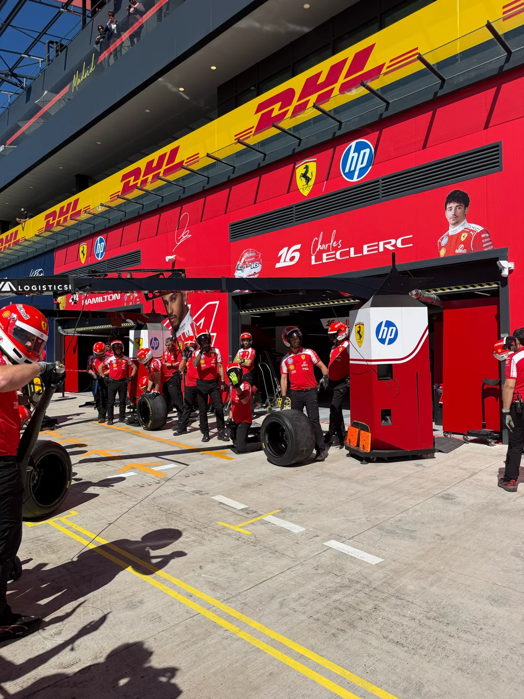 Monoplaza en el pit lane frente a su box