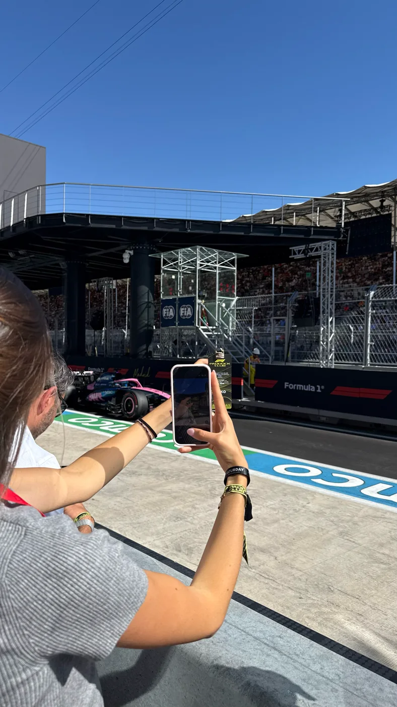 Monoplaza rojo saliendo por el pit lane