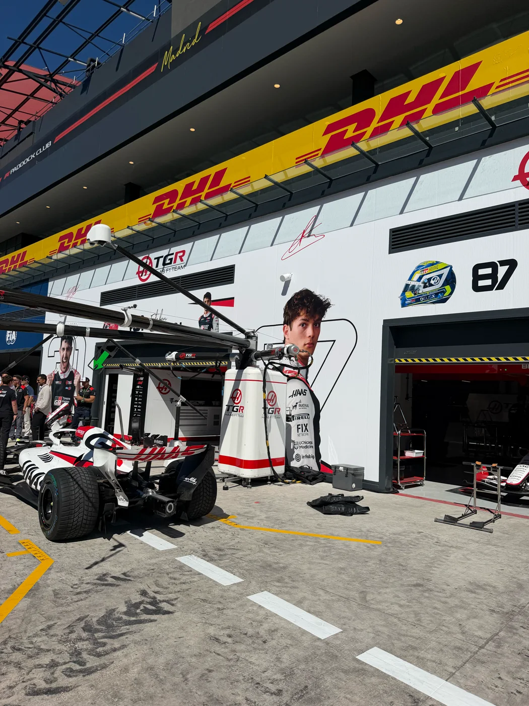 Invitada fotografiando el pit lane con el móvil