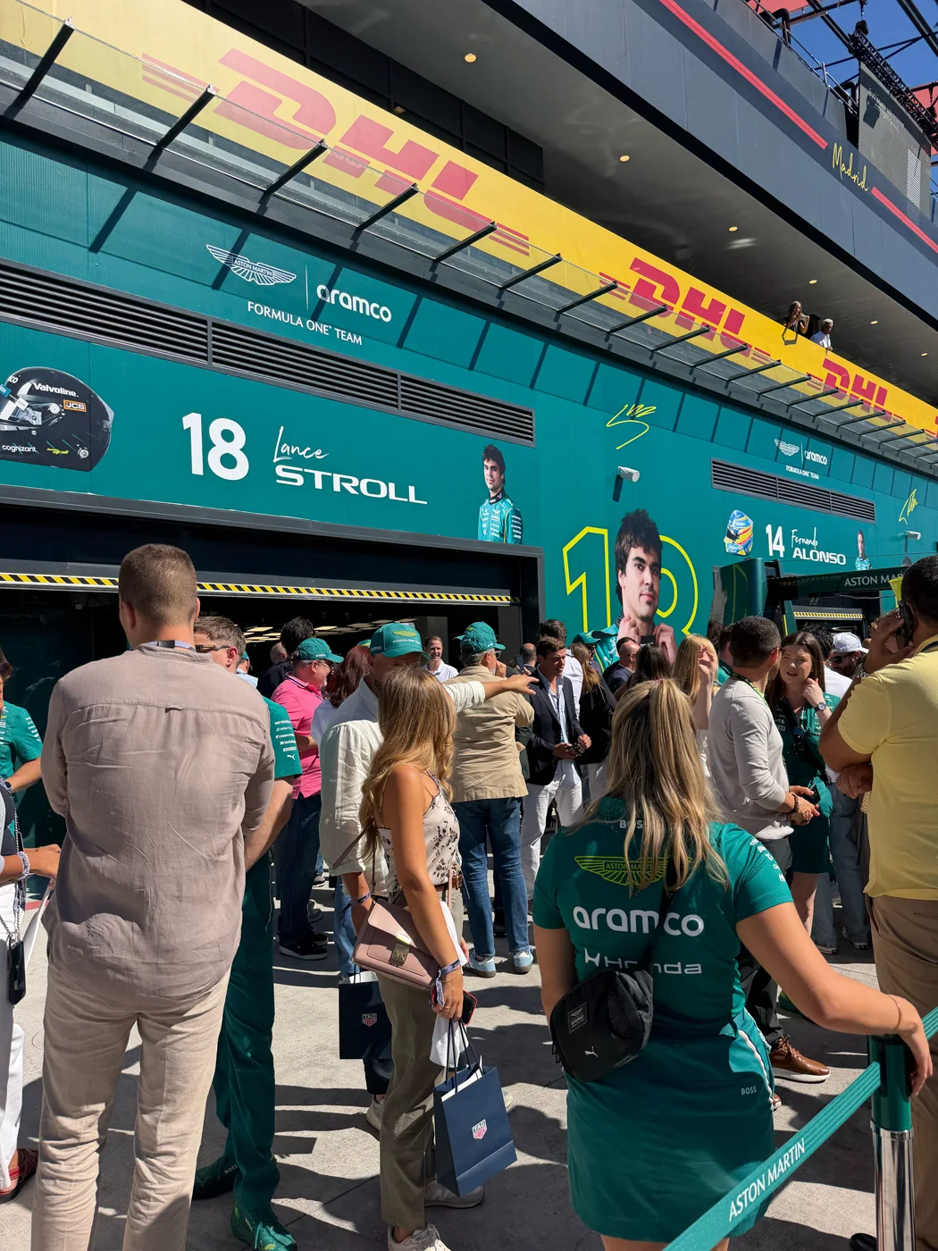 Invitados frente al box de Aston Martin
