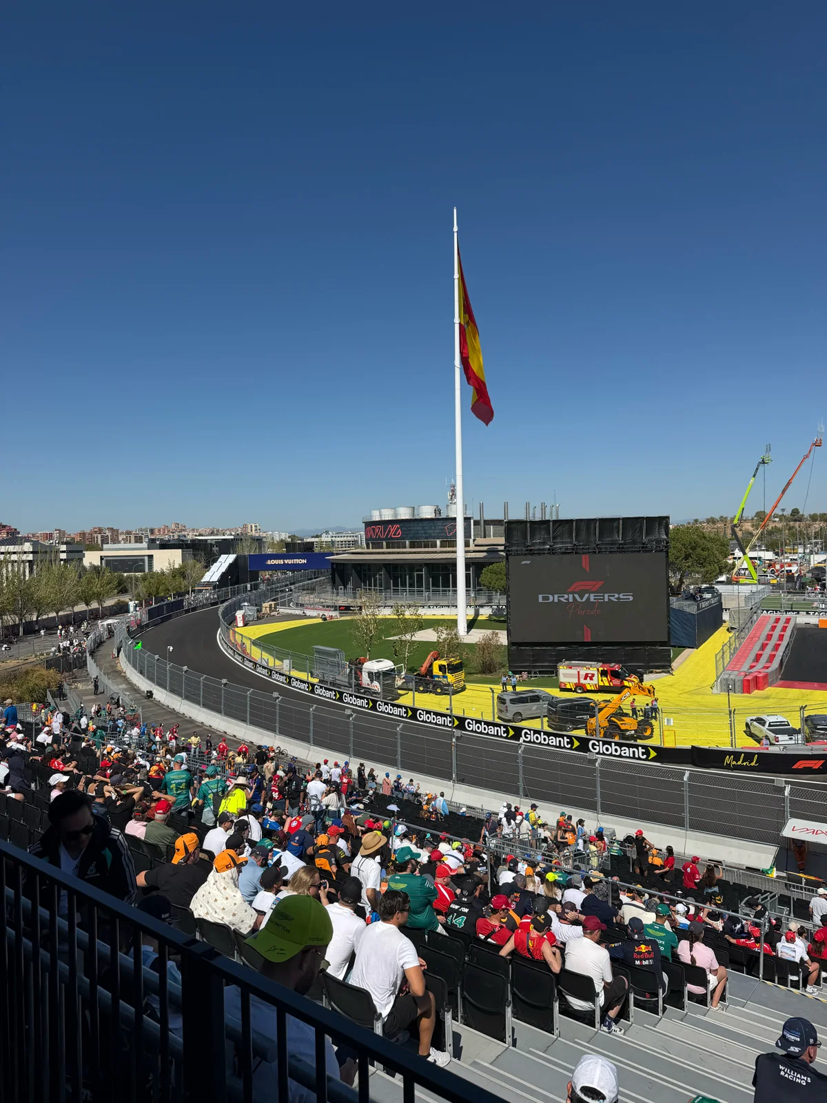 Tribuna junto a la pista de MADRING, con la bandera de España al fondo