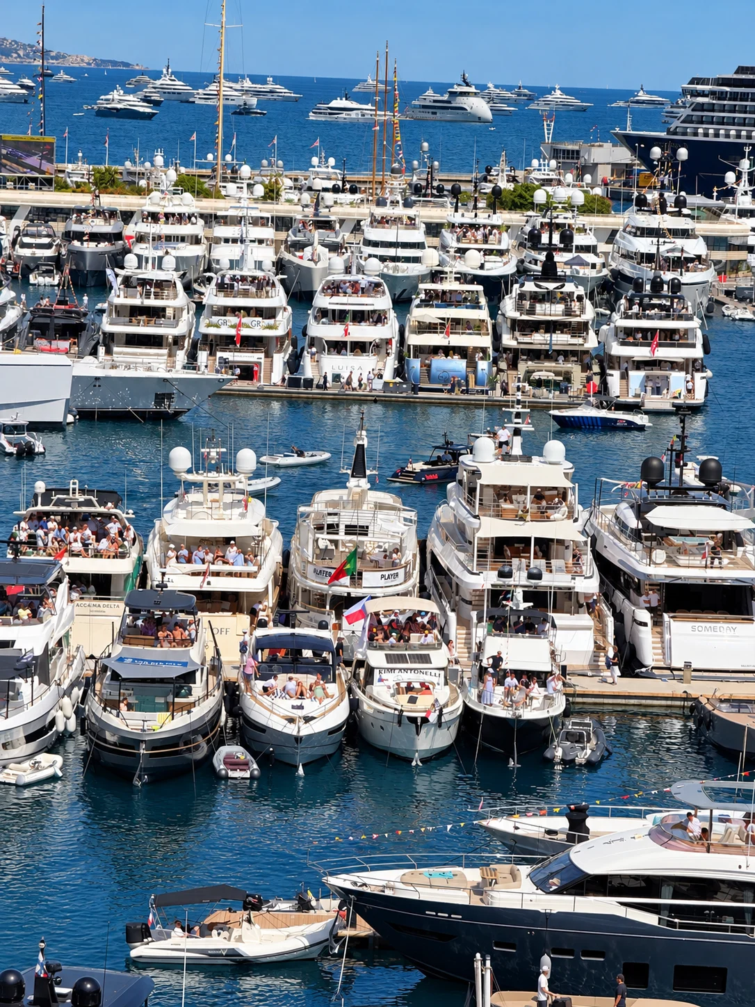 Superyates amarrados en Port Hercule, en Mónaco