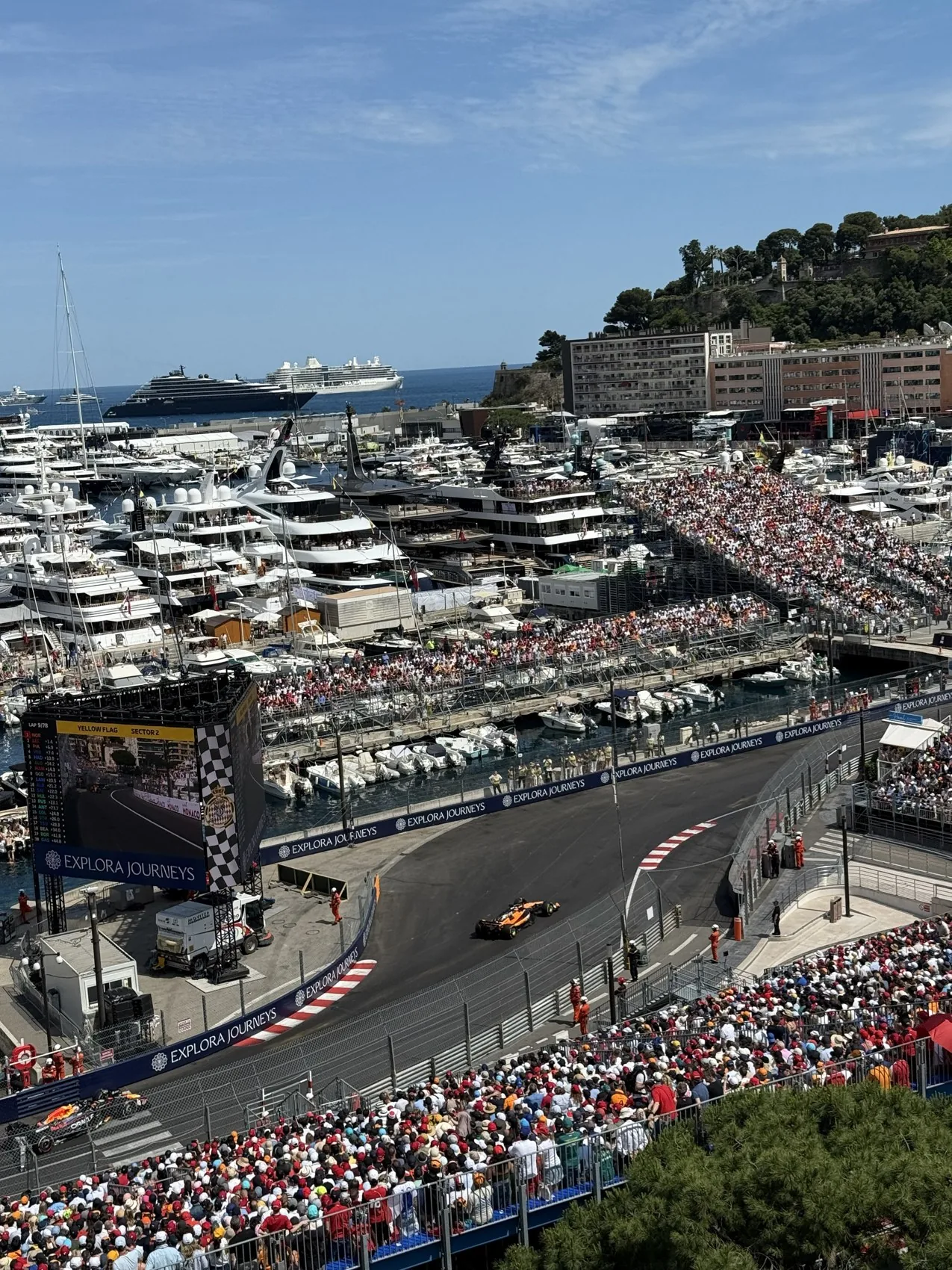 El puerto de Mónaco con superyates, gradas llenas y el circuito urbano durante el Gran Premio