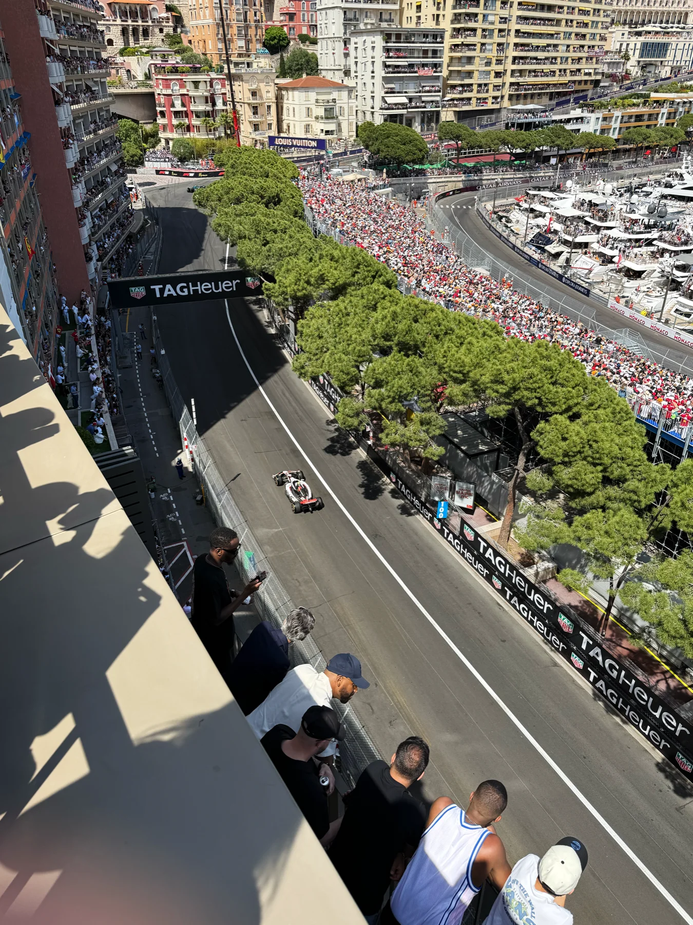 El circuito de Mónaco y el puerto vistos desde una terraza elevada