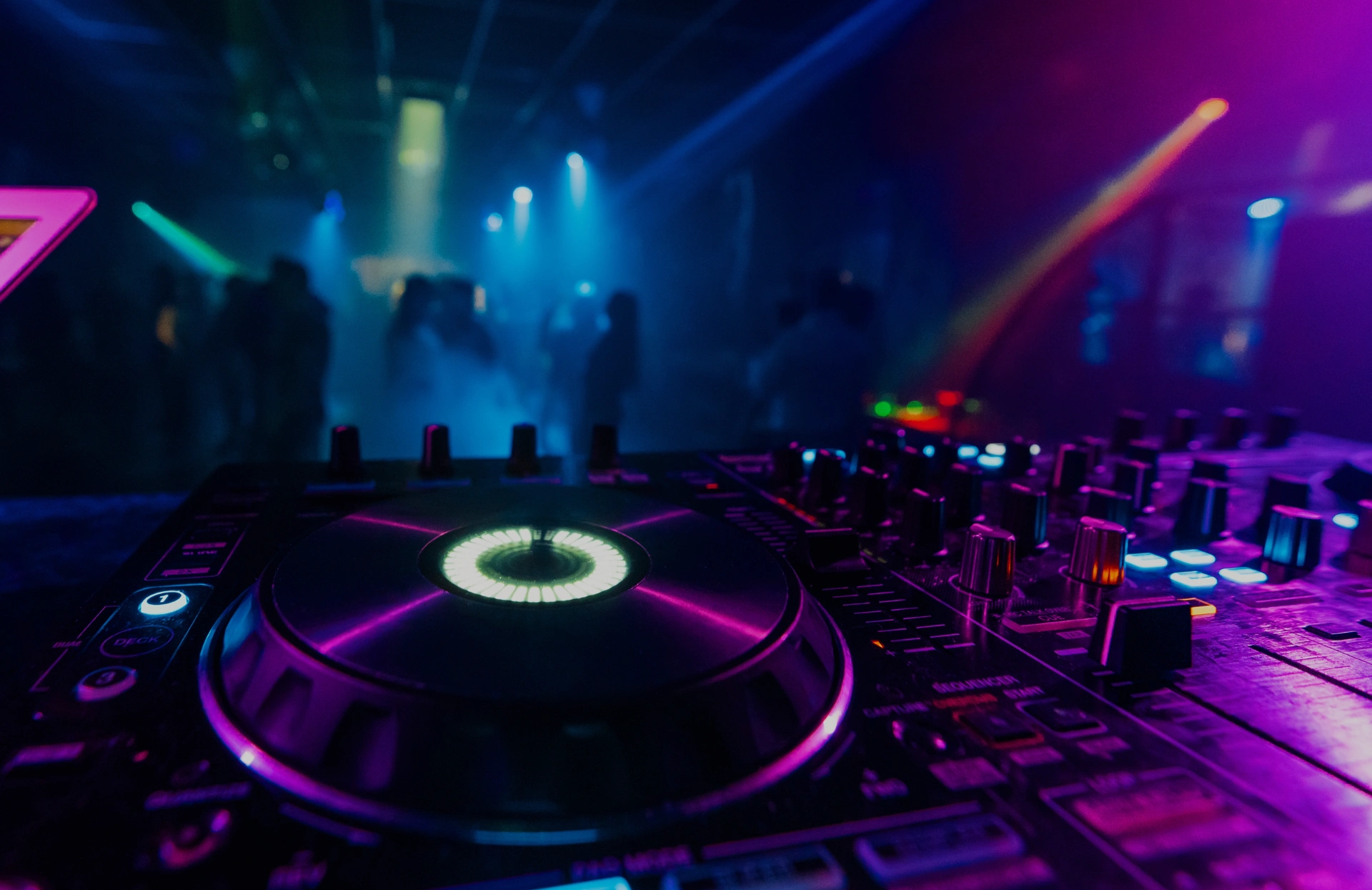 Foto de un sintetizador en una fiesta.