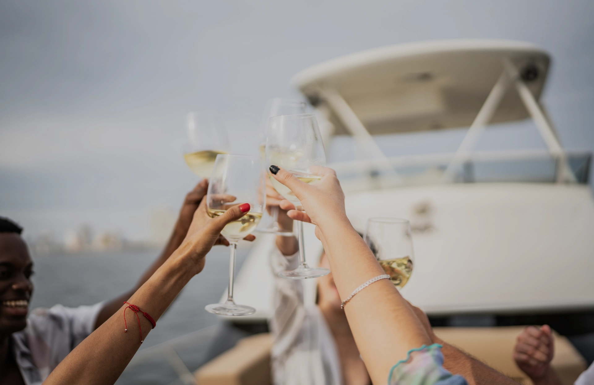 Foto de un grupo de personas que esta celebrando un brindis con champán.
