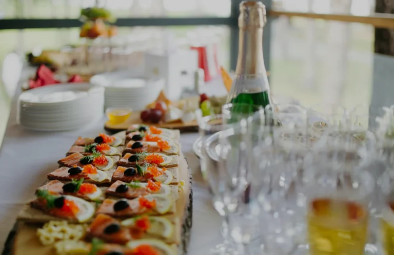 Foto de Catering con aperitivos y bebidas.