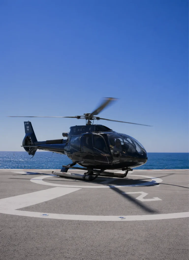 Foto de un helicóptero en el helipuerto.