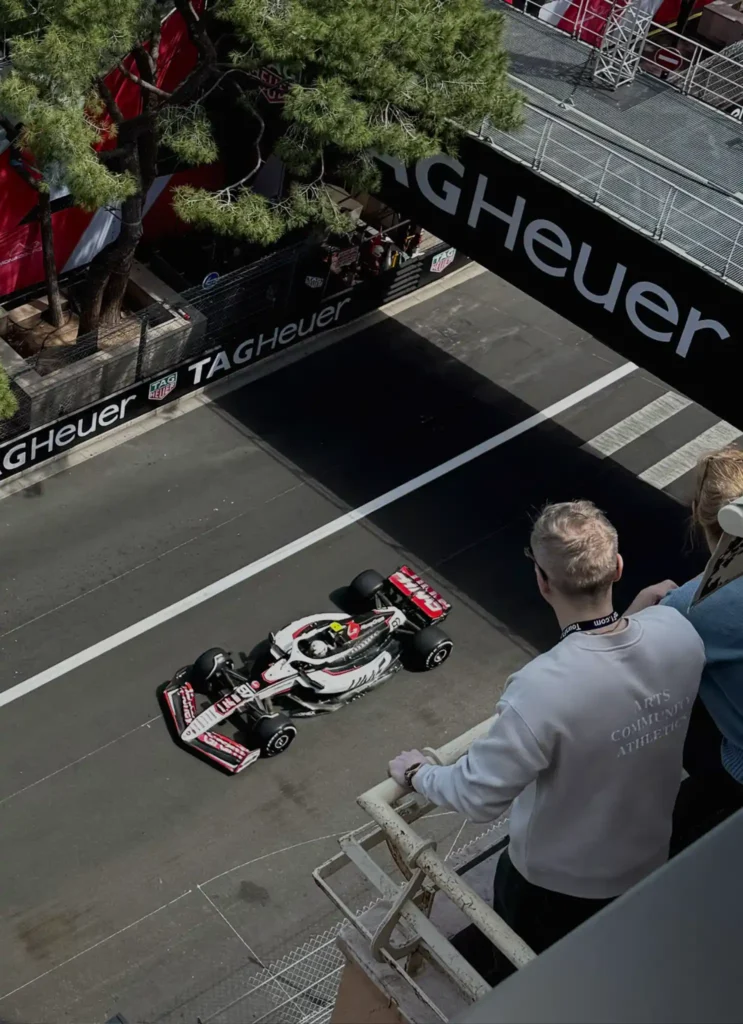 Foto tomada desde el puerto hércules de un monoplaza en la carrera.