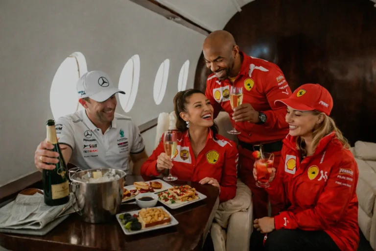 Foto de un equipo de F1 celebrando.