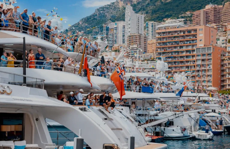 Foto de una fiesta en yate, con personas celebrando.