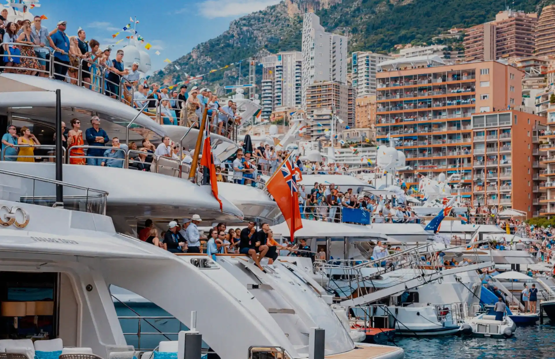 Foto de una fiesta en yate, con personas celebrando.