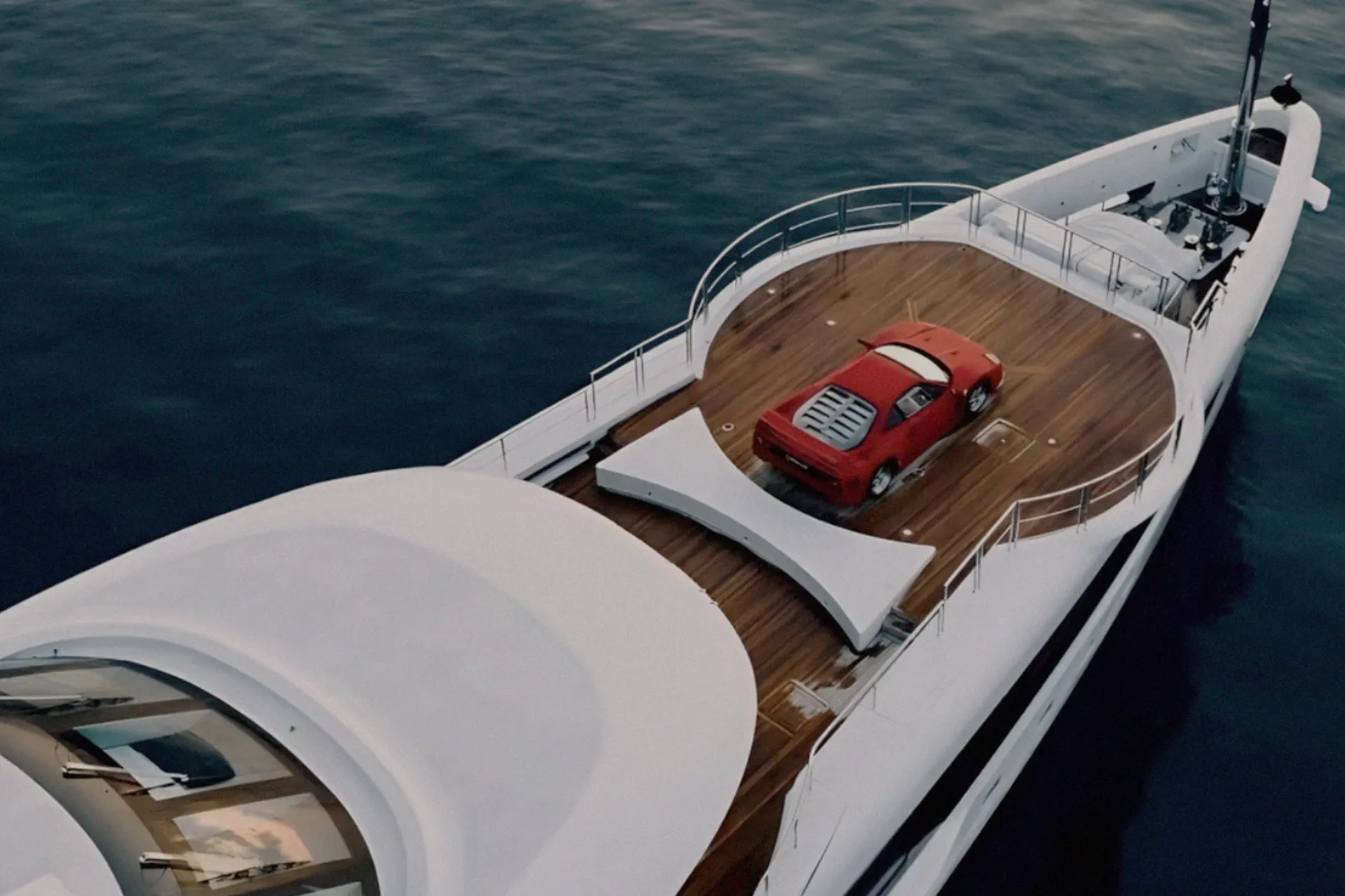 Foto de un yate con un coche en su terraza.